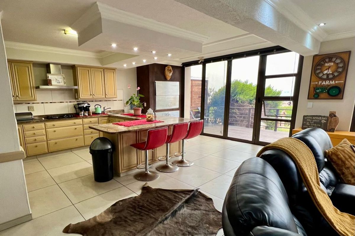 FOR SALE - 4 BEDROOM BEACHFRONT DOUBLE STORY DUET IN LONGBEACH, NAMIBIA - Photo 4