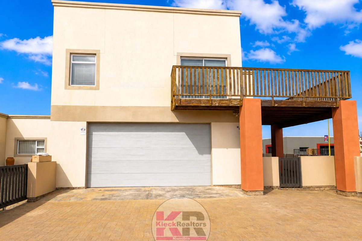 Henties Bay: Home with 3 Flats - Photo 2