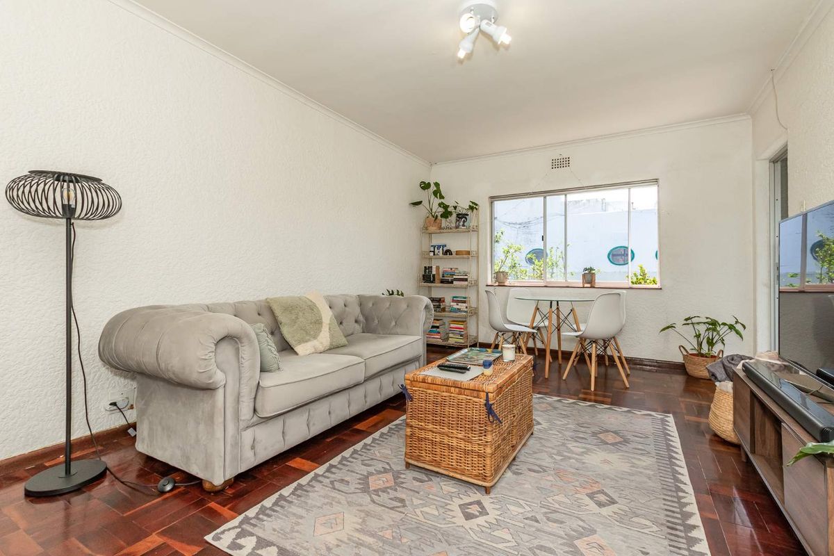 Immaculate Apartment in Rondebosch Village - R1.995m - Photo 3