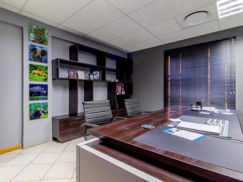 GROUND - FLOOR SUITE FOR SALE - CENTRAL LOCATION. - Photo 9