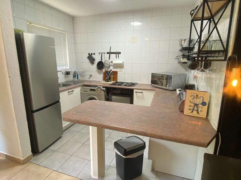 1 Bedroom Apartment / Flat for sale in Waterkloof. - Photo 8