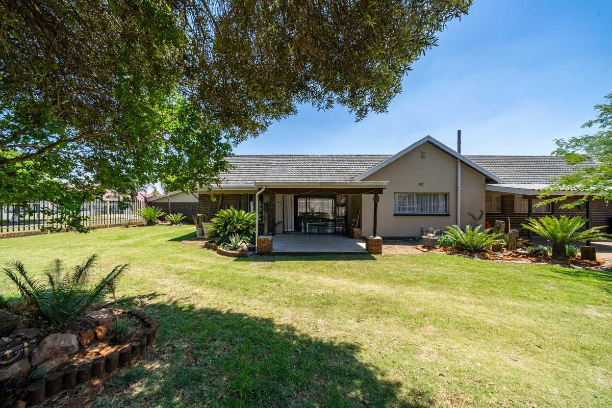 Spacious Family Home with Expansive Garden and Pool in Parkrand** - Photo 4
