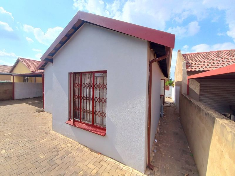 Three bedrooms house for sale in Elandspoort - Photo 3