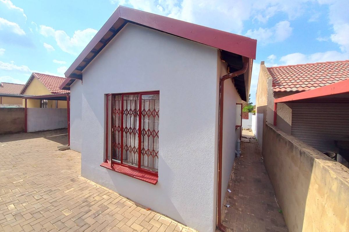 Three bedrooms house for sale in Elandspoort - Photo 3