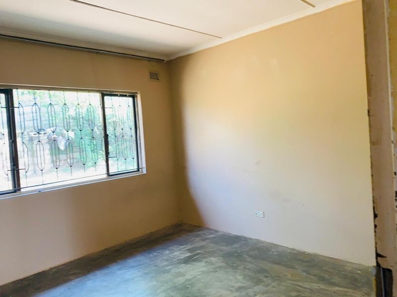 Spacious Five-Bedroom Haven Awaiting Your Touch in Umlazi - Photo 8