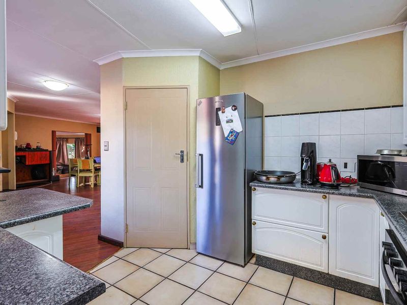 3-Bedroom Family Home in Murrayfield - Photo 10