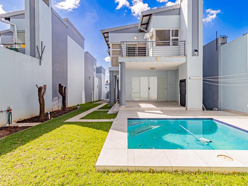 Modern Luxury Meets Secure Estate Living in the Heart of Ferndale - Photo 2
