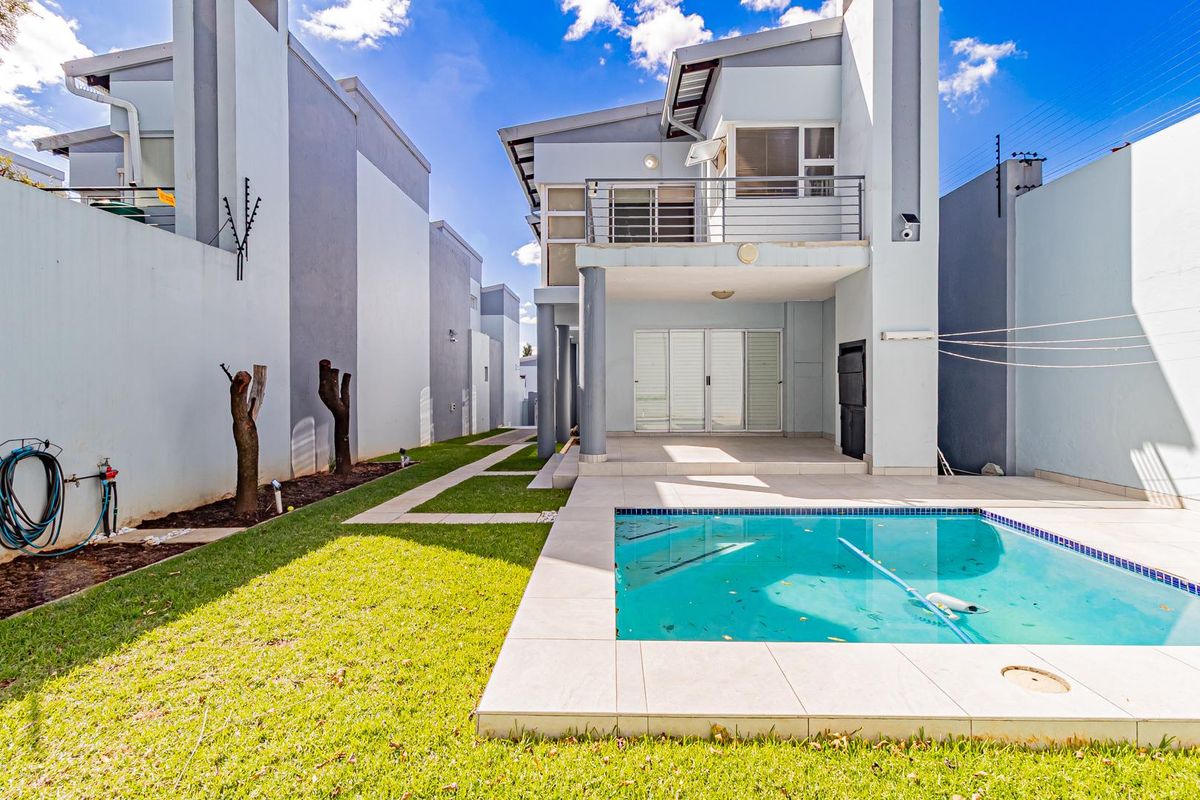 Modern Luxury Meets Secure Estate Living in the Heart of Ferndale - Photo 2