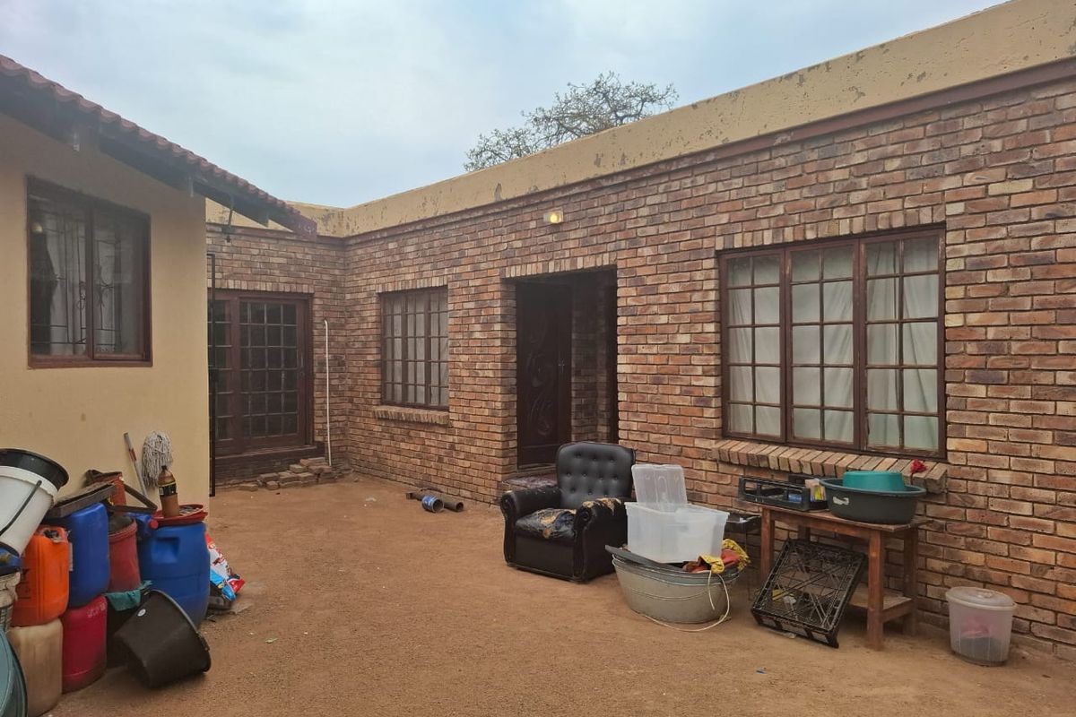 5 bedrooms house for sale in Soshanguve gg - Photo 3