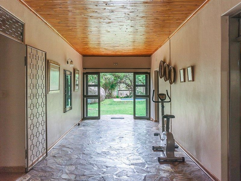 Big 5 game farm with extensive traversing - Photo 9