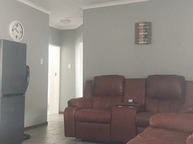 secure and neat top floor townhouse - Photo 5