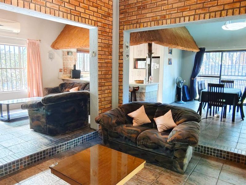 Stunning Tranquil Retreat with Lush Gardens and Modern Comforts - Photo 2