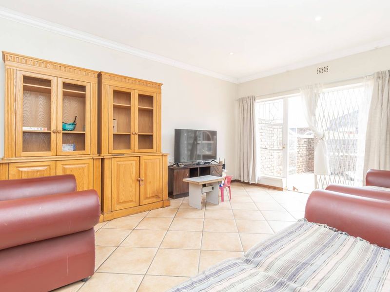 Three Bedroom Townhouse in sought-after complex - Photo 2