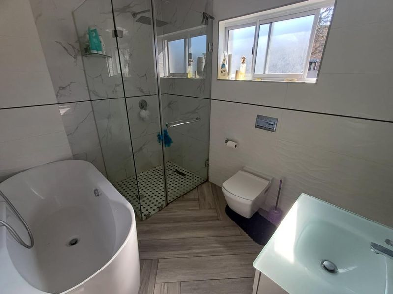 Serene Oasis: 4-Bedroom Home with Pool, Gardens, and Staff Quarters - Photo 8