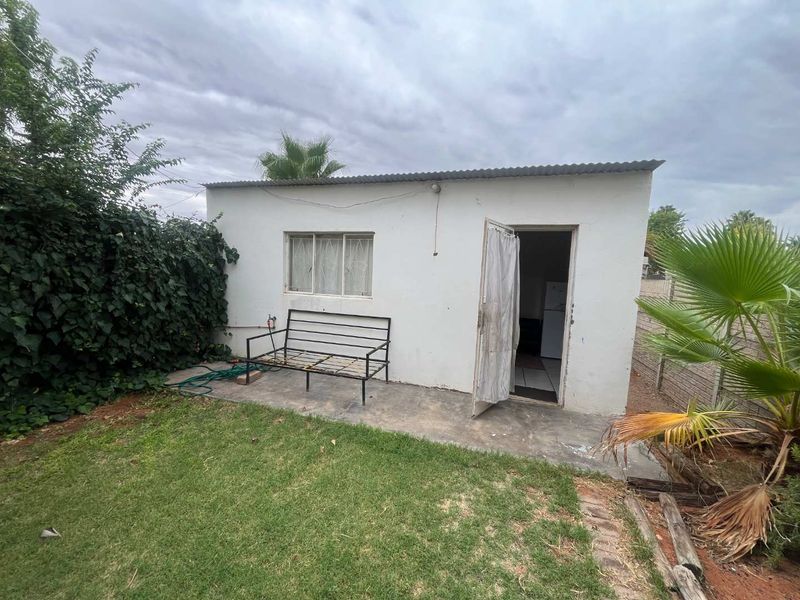 Versatile 4-Bedroom Family Home with 2 Income-Generating Flats – Upington - Photo 10