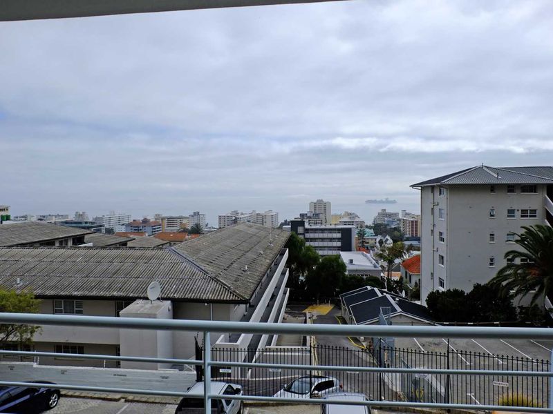 Furnished 2 bedroom apartment in Sea Point - Photo 1