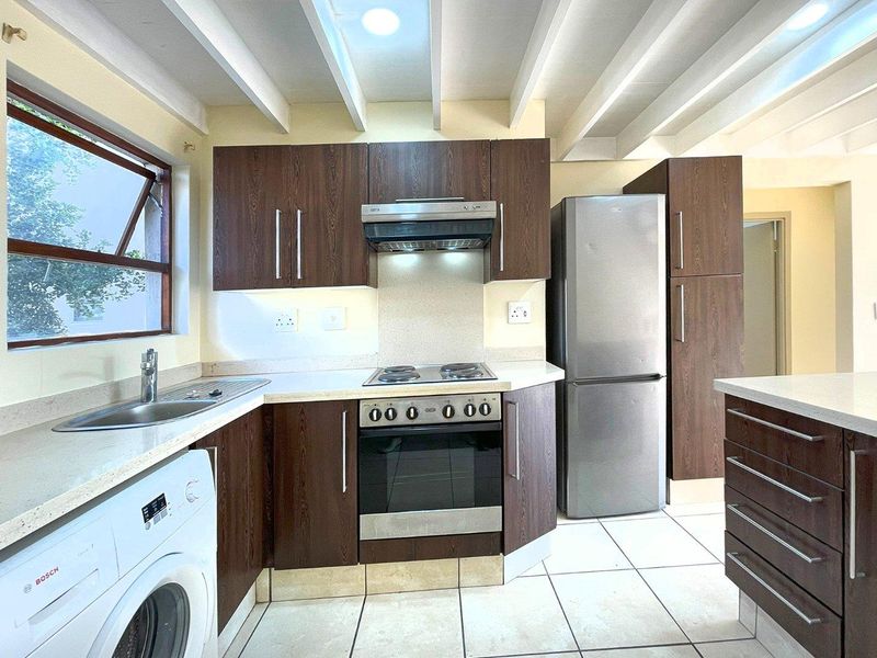 Charming 2 Bedroom Loft Apartment in Secure Complex - Photo 5