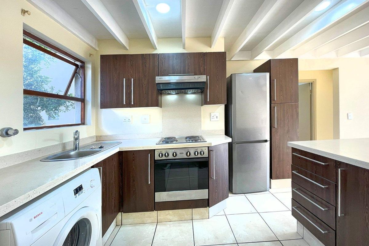 Charming 2 Bedroom Loft Apartment in Secure Complex - Photo 5