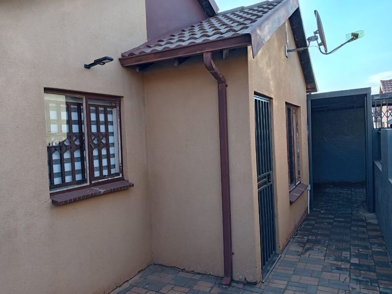 3 Bedroom House for Sale in Soshanguve Vv - Photo 2