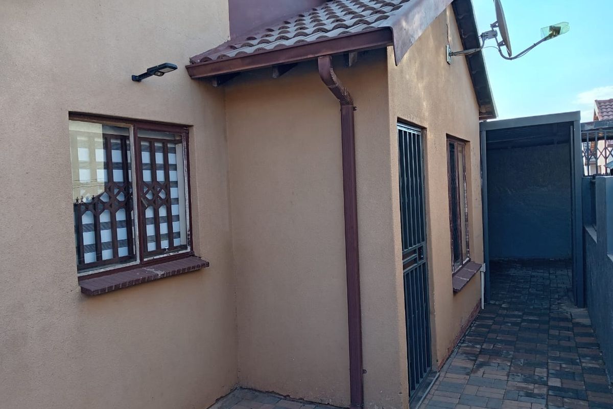 3 Bedroom House for Sale in Soshanguve Vv - Photo 2