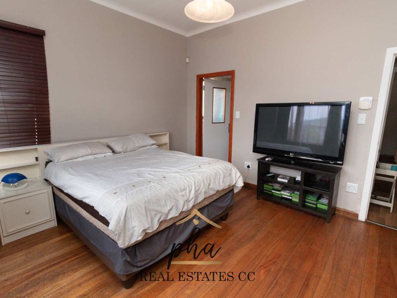 House with two flats For Sale, Swakopmund CBD with Business rights - Photo 4