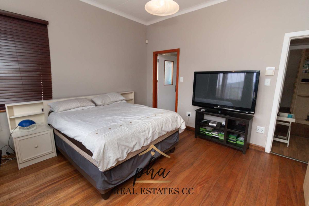 House with two flats For Sale, Swakopmund CBD with Business rights - Photo 4