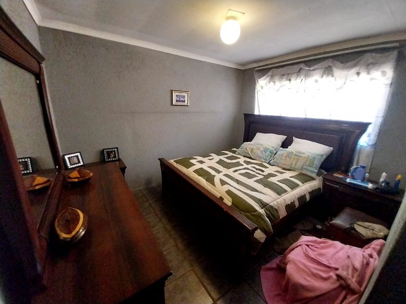 4 Bedroom House Ready To Welcome You In Maokeng Tembisa Ext 1 - Photo 8