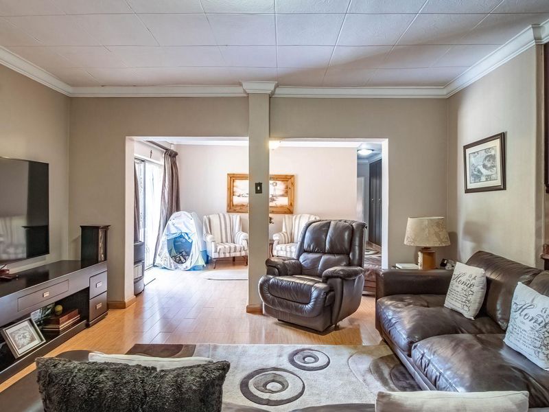 Your Dream Family Home Awaits in Lakefield Extension 21! - Photo 10