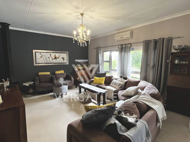 4 Bedroom House For Sale in Olympia - Photo 2