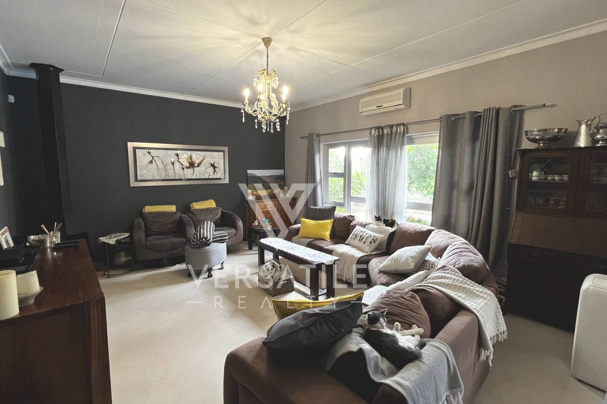 4 Bedroom House For Sale in Olympia - Photo 2