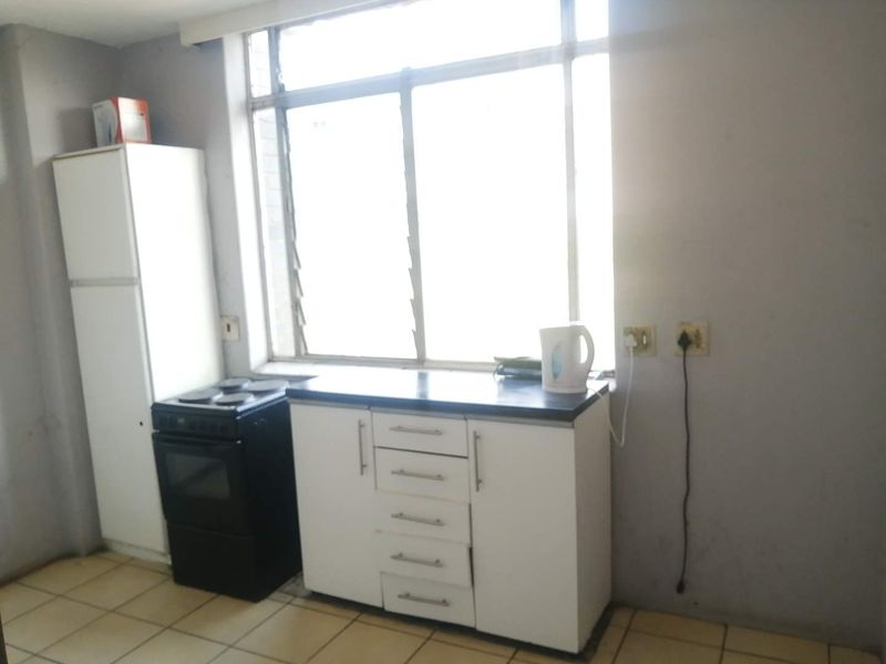 Spacious and Convenient Flat in the Heart of Sunnyside! - Photo 2