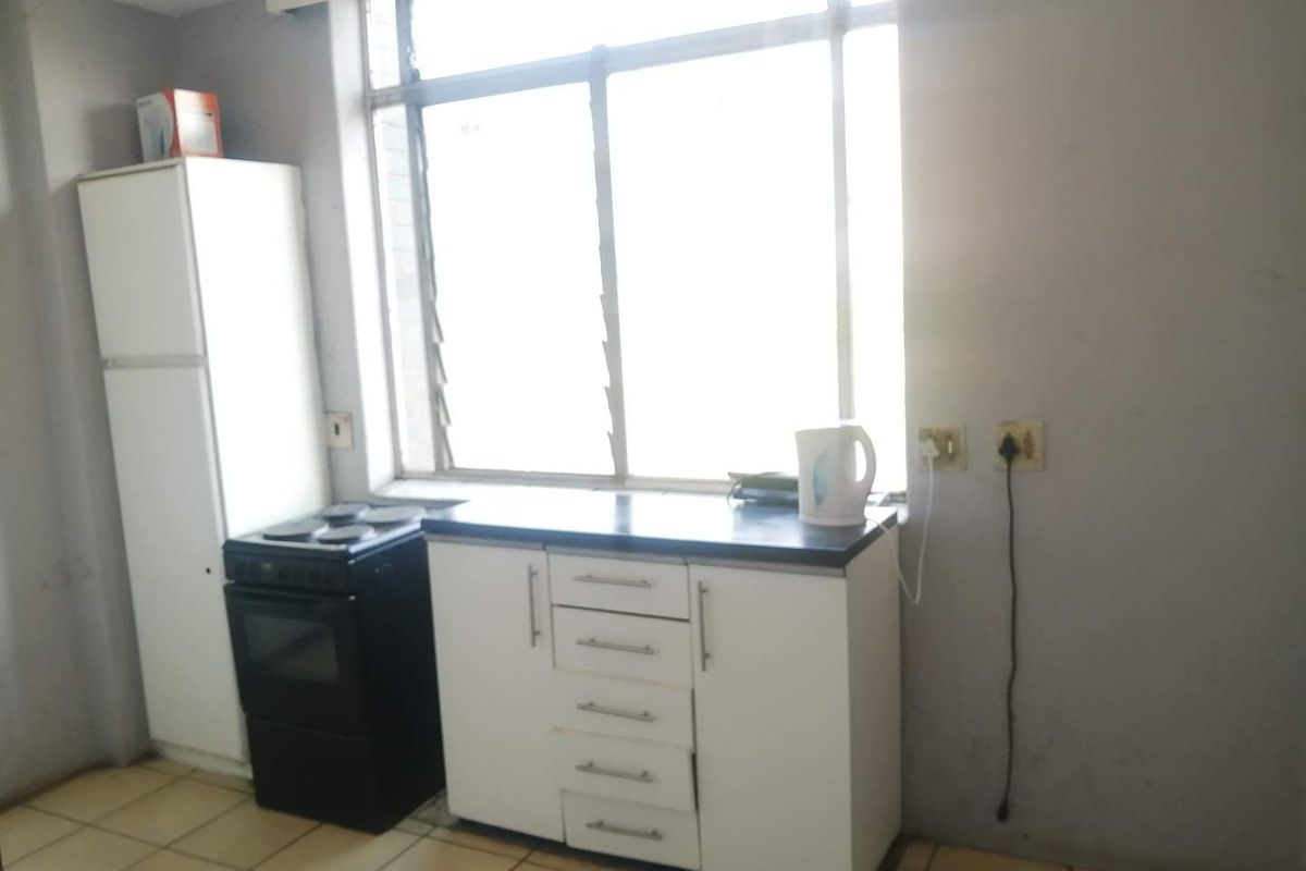 Spacious and Convenient Flat in the Heart of Sunnyside! - Photo 2