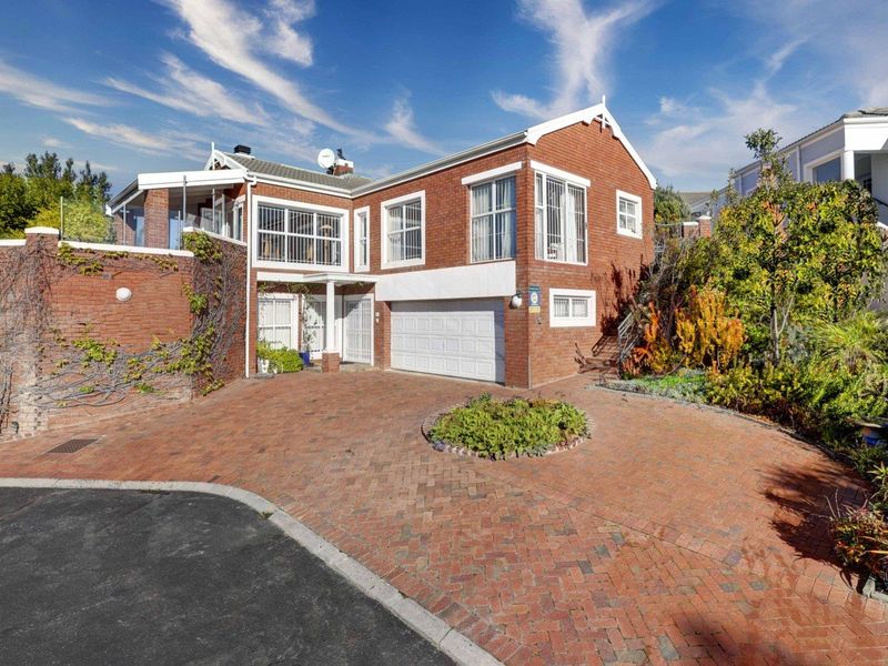 Well loved, cosy home, located in popular security complex. - Photo 1