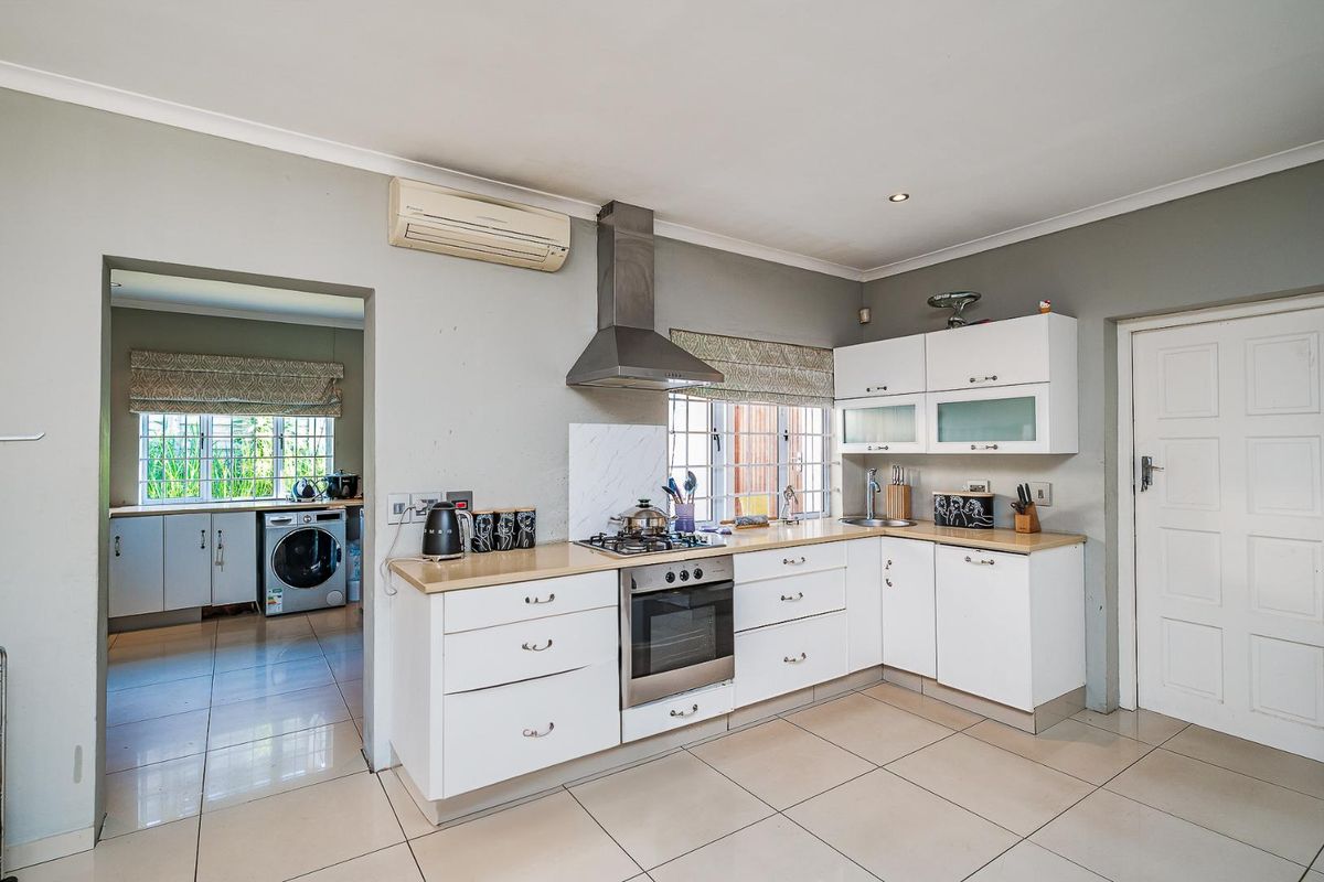 ELEGANT 5-BEDROOM FAMILY HOME IN THE HEART OF KLOOF - Photo 5