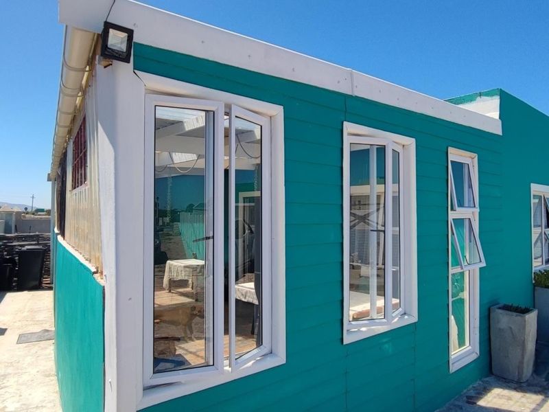 Versatile Coastal Living: Three-Bedroom Home with Income-Generating Flats - Photo 2