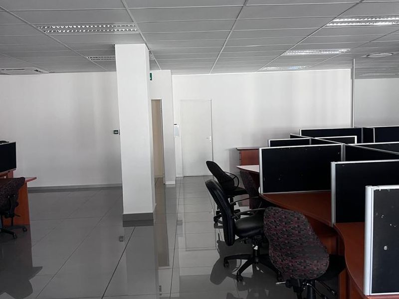 OFFICE TO LET - Photo 10