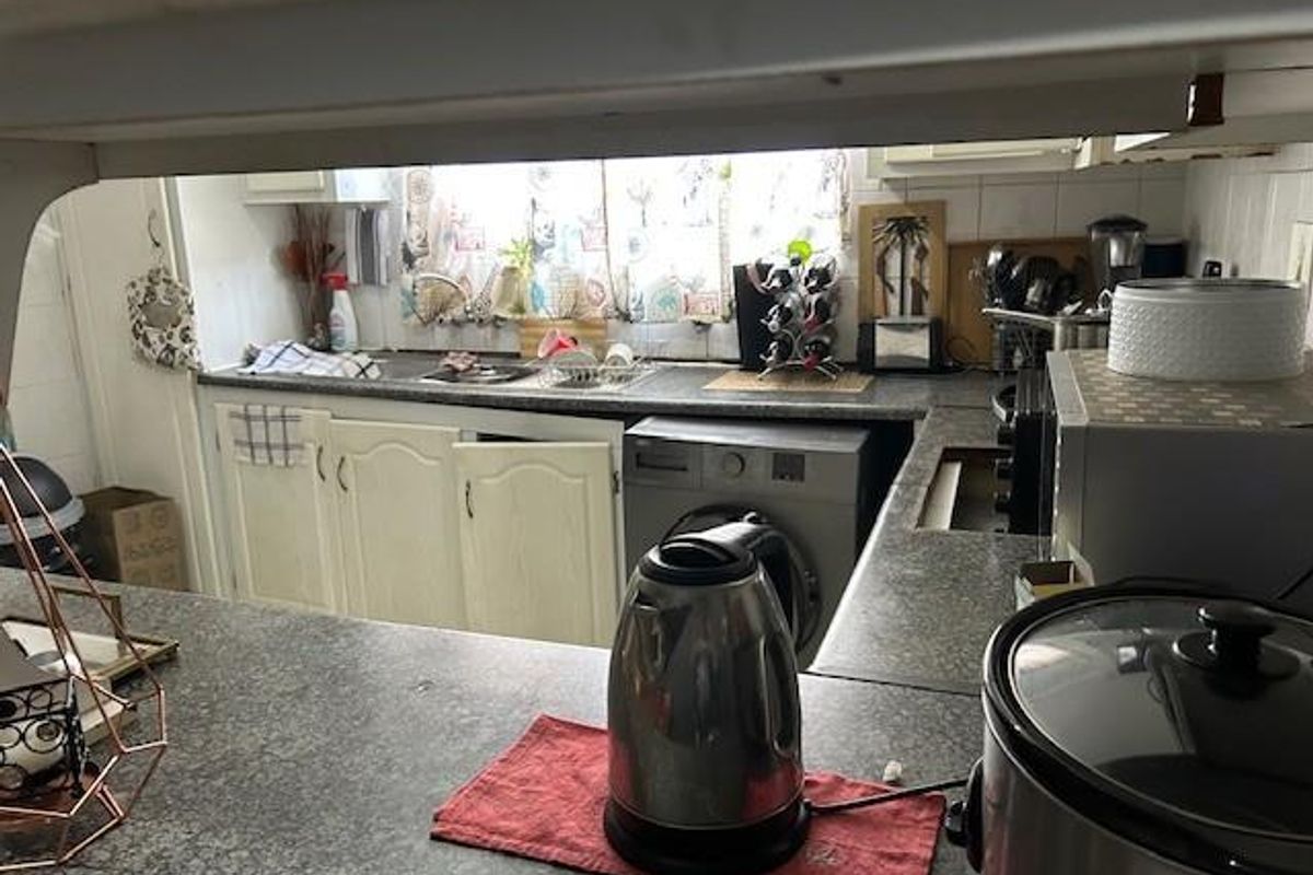 Location central Walk to amenities. - Photo 3