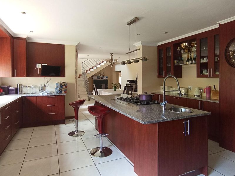 ROOIHUISKRAAL - SPACIOUS 5 BEDROOM DOUBLE STOREY FAMILY HOME - Photo 2