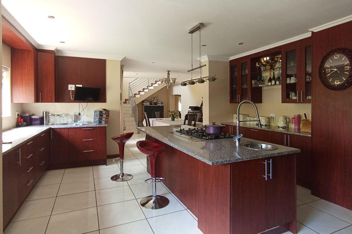 ROOIHUISKRAAL - SPACIOUS 5 BEDROOM DOUBLE STOREY FAMILY HOME - Photo 2