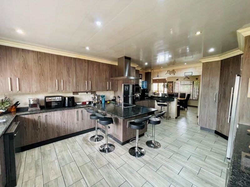 Elegant Living Meets Outdoor Bliss, with Pool, Study & Gym. - Photo 2