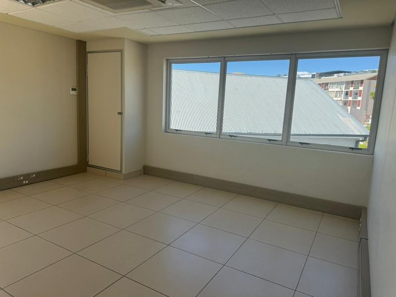 MODERN OFFICES TO LET - SHARED BUILDING - Photo 5