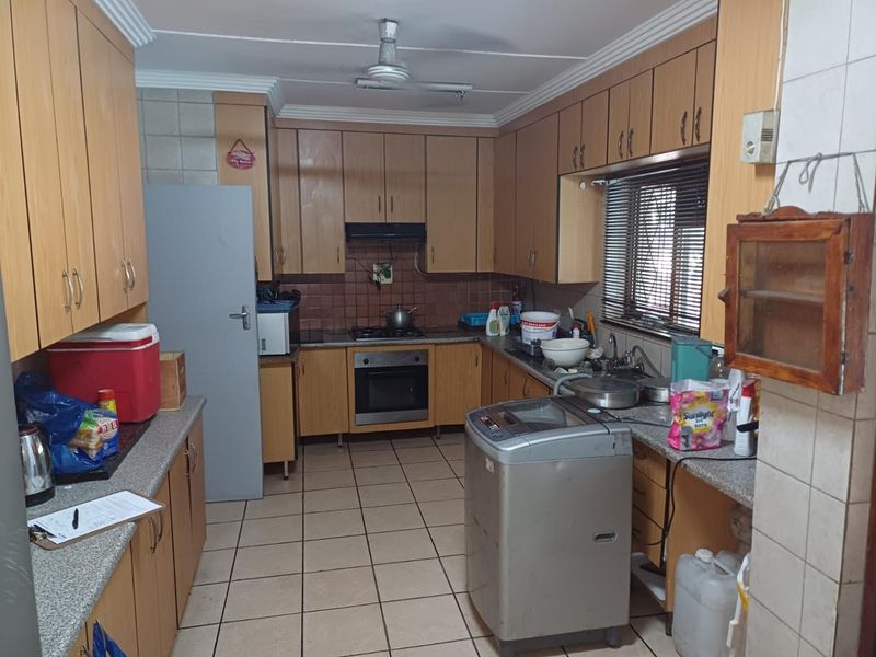 Spacious Family Home with Granny Flat, Pool & Drive-Through Garage in a Pet-Friendly Yard - Photo 4