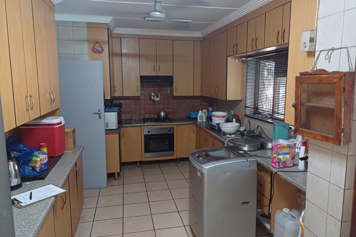 Spacious Family Home with Granny Flat, Pool & Drive-Through Garage in a Pet-Friendly Yard - Photo 4