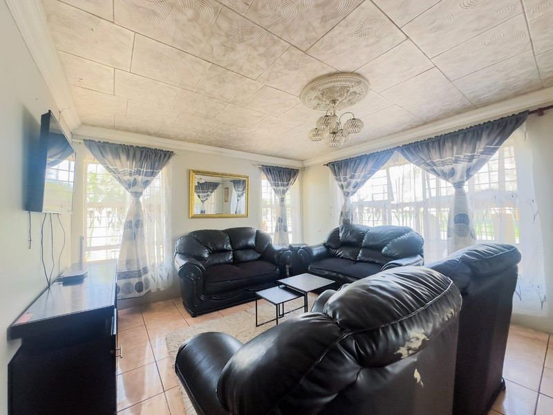 EXCLUSIVE MANDATE – 3 BEDROOM FREE-STANDING HOME WITH ADDITIONAL ROOM & BATHROOM - Photo 10