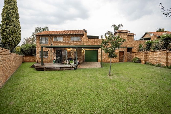 Property #2483469, Townhouse For Sale in Highveld