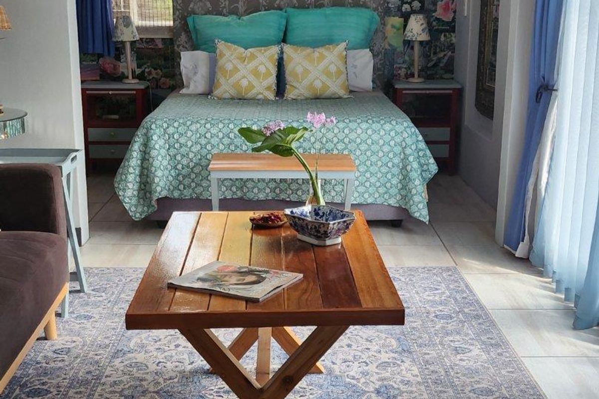 Furnished Studio Cottage in a Quiet, Private Setting - Photo 4