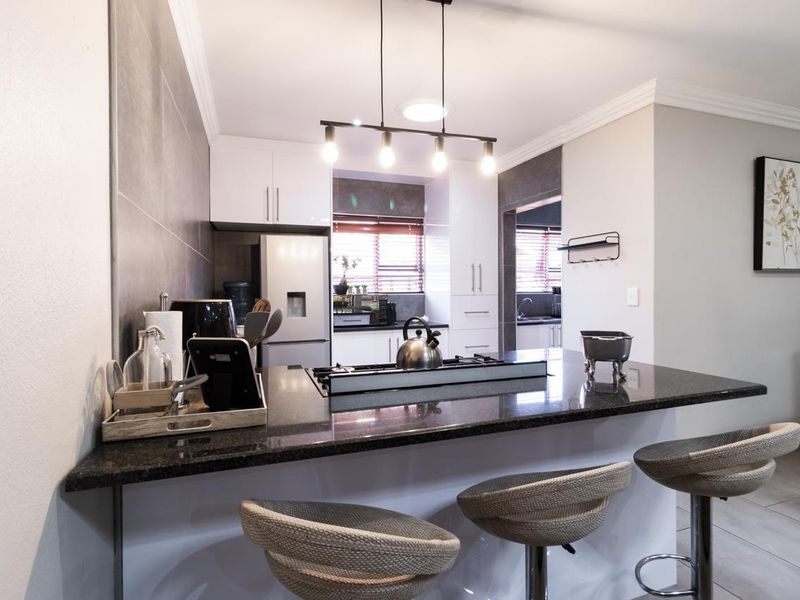 Stylish, Newly Renovated 3 Bedroom Townhouse in Bartlett - Photo 7