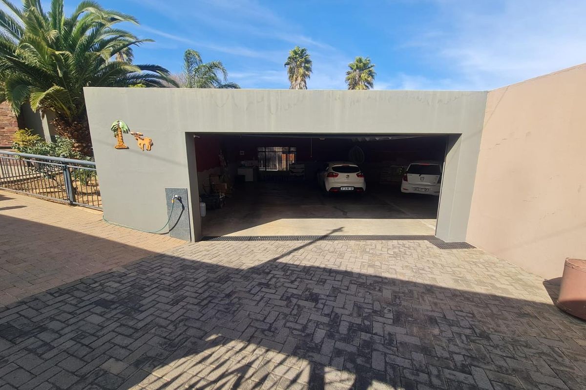 Boomed-Off Beauty: Spacious Home with Endless Entertainment Options - Photo 2