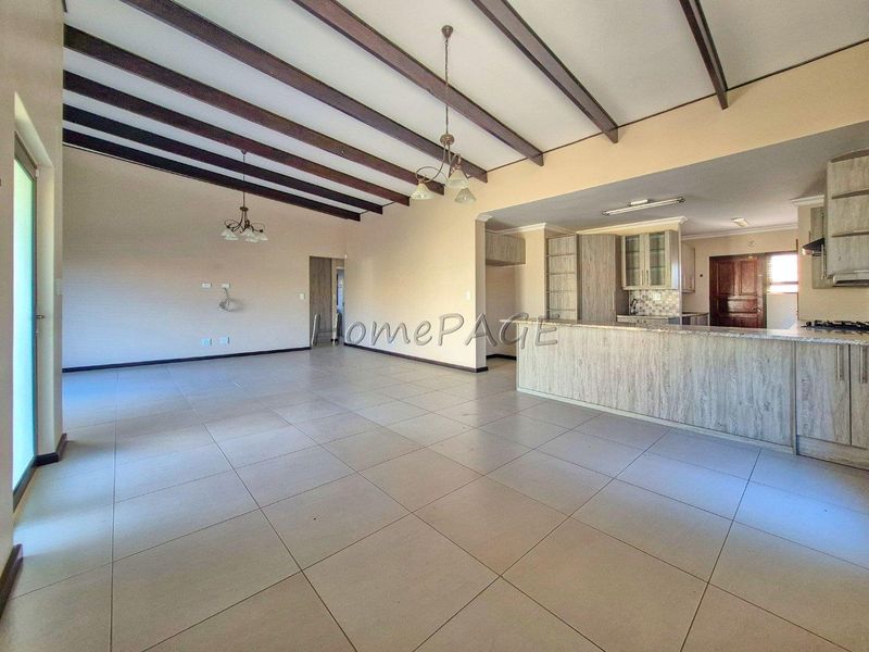 Fairway Estates, Walvis Bay:  4 Bedr Home with HUGE garage space is for Sale - Photo 6