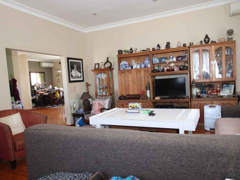 Spacious Family Home in Durban North - Photo 5